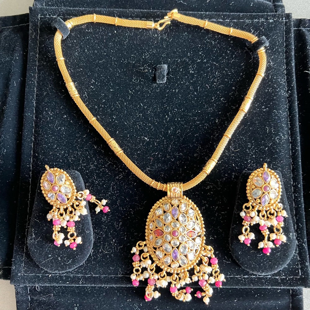 Original jewelry set. Necklace and earrings. Gold-plated. Stunning look!